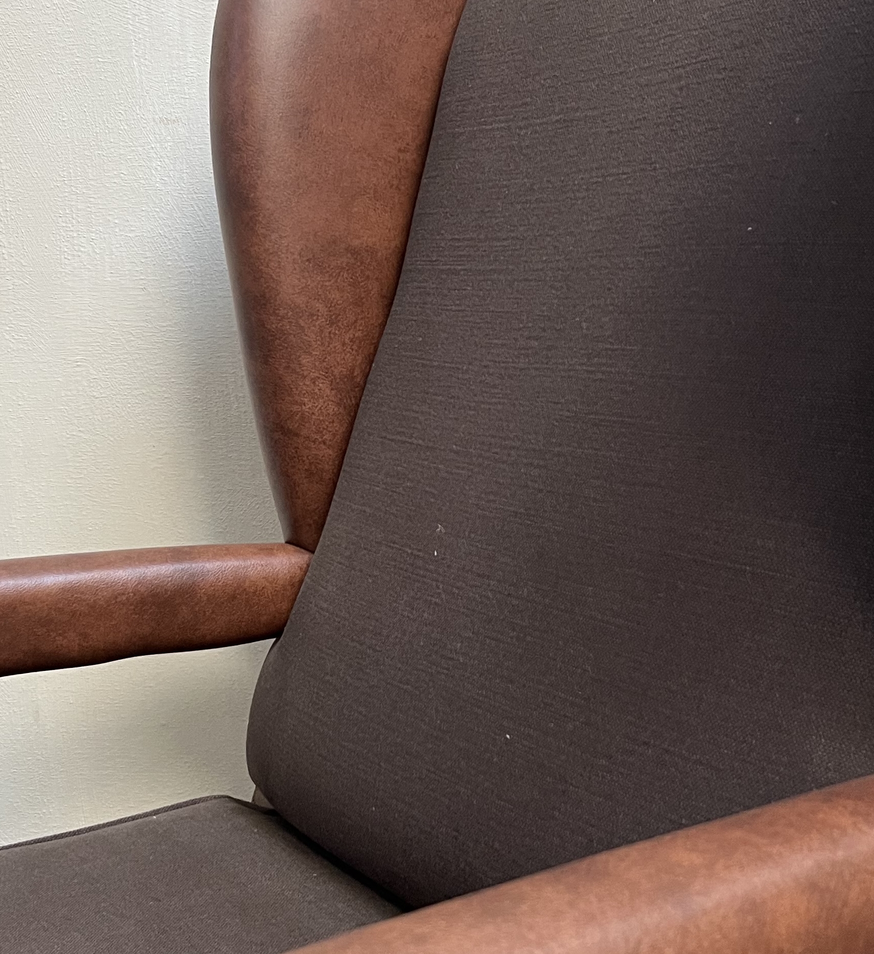 Franse oorfauteuil van leer en linnen uit het begin van de 18e eeuw - Afbeelding 10