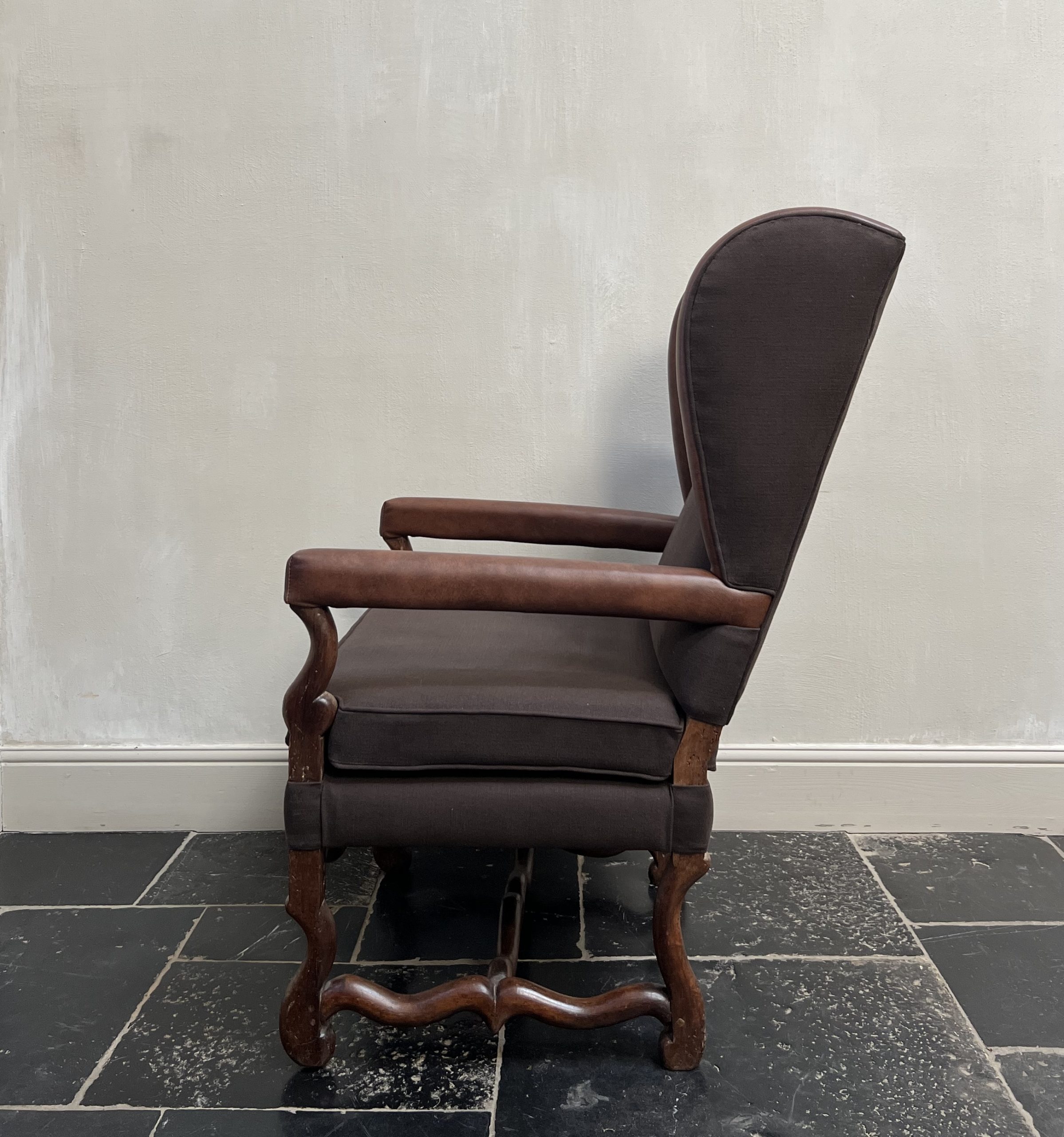 Franse oorfauteuil van leer en linnen uit het begin van de 18e eeuw - Afbeelding 8