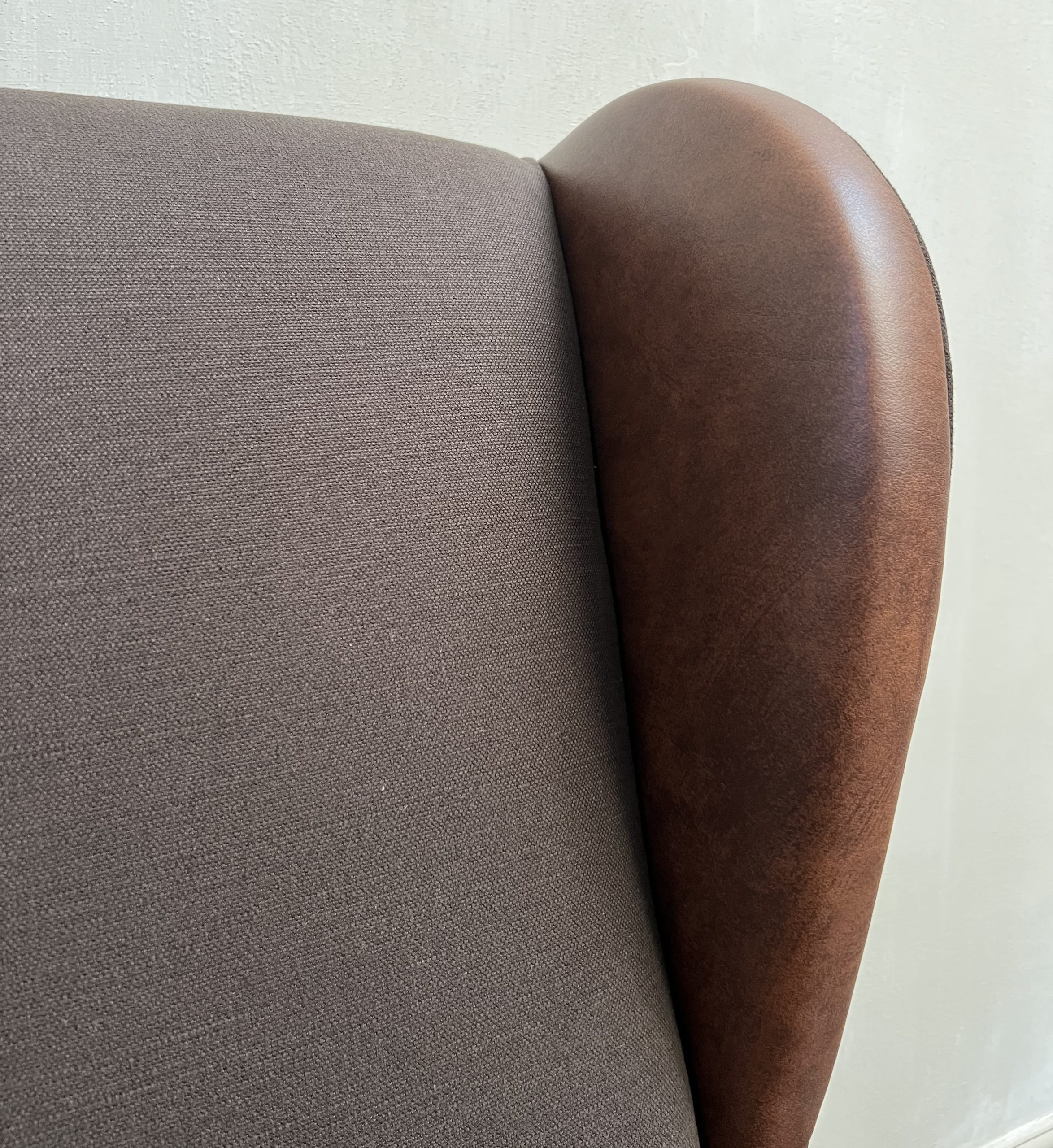 Franse oorfauteuil van leer en linnen uit het begin van de 18e eeuw - Afbeelding 11