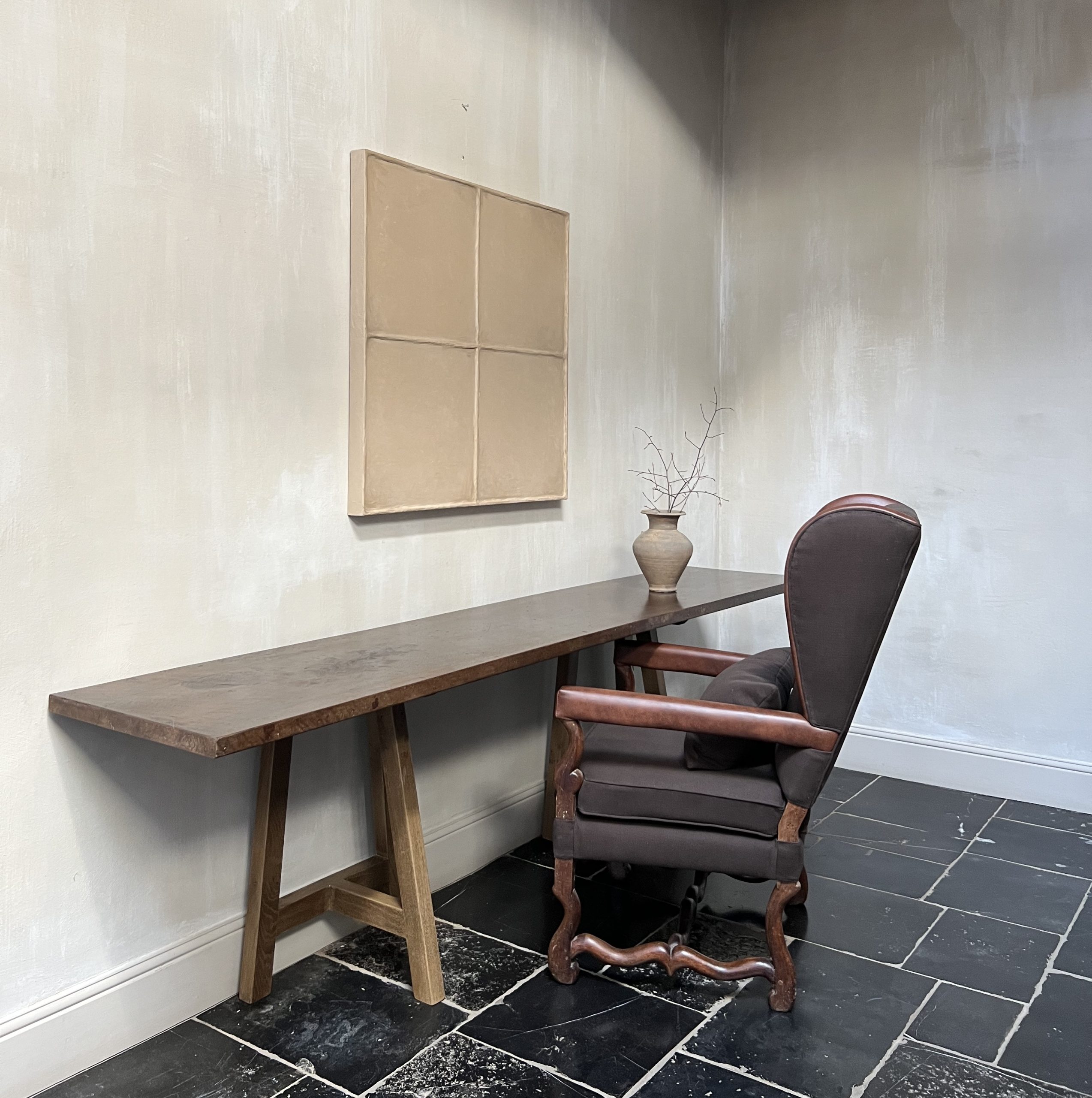 Franse oorfauteuil van leer en linnen uit het begin van de 18e eeuw - Afbeelding 4