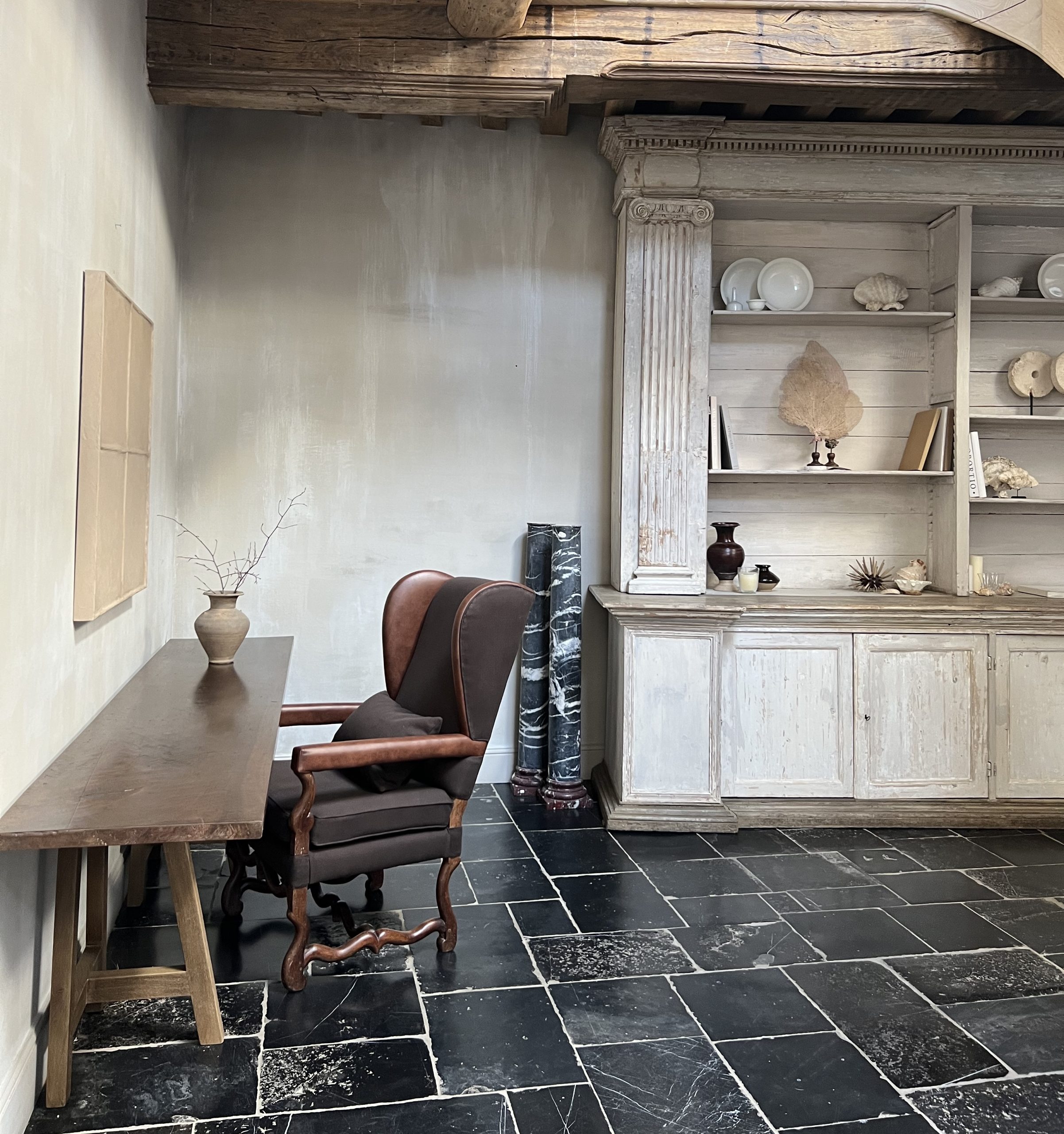 Franse oorfauteuil van leer en linnen uit het begin van de 18e eeuw - Afbeelding 3