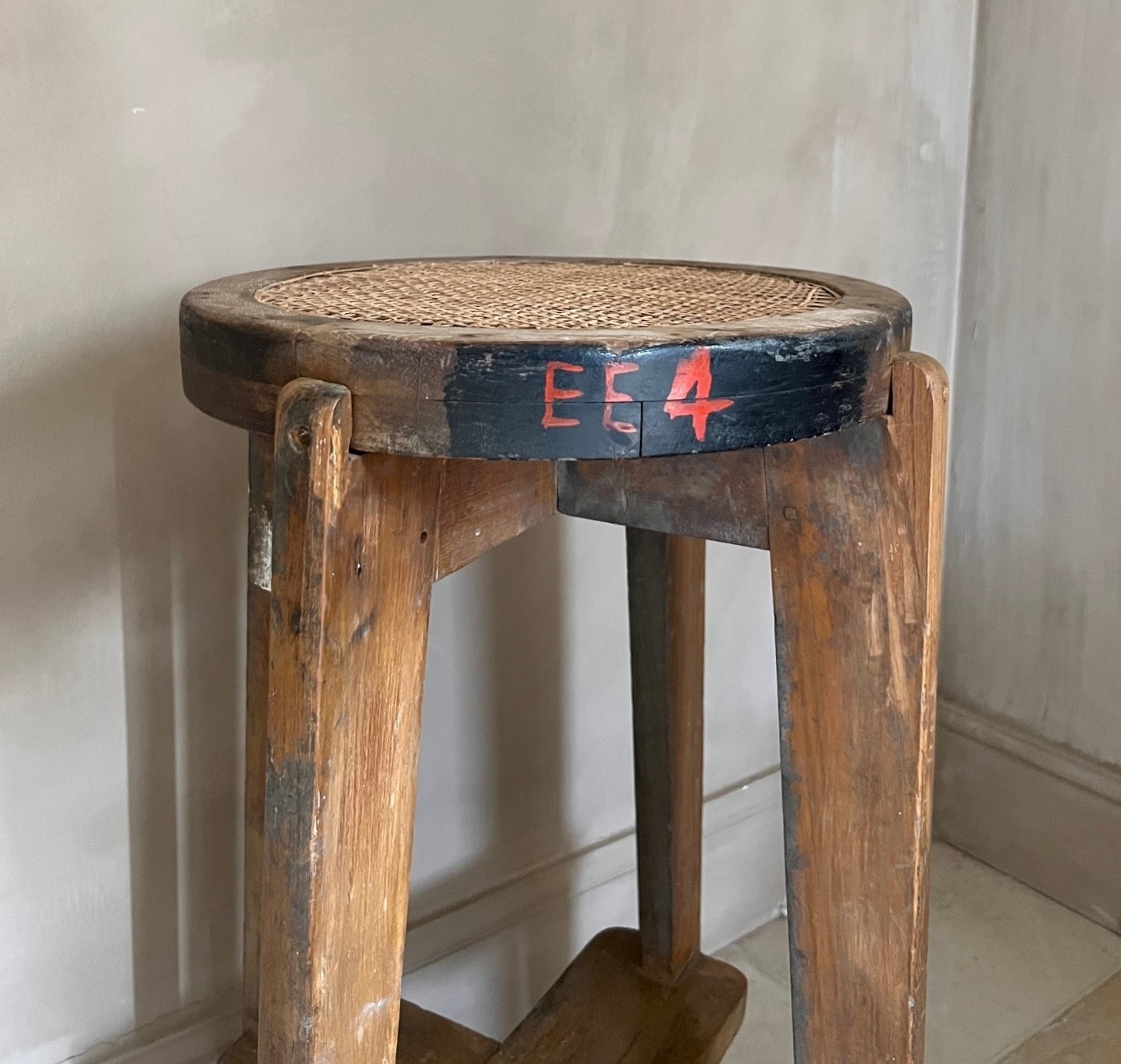 Pierre Jeanneret Chandigarh hoge kruk met canework PJ-011001 - Afbeelding 4